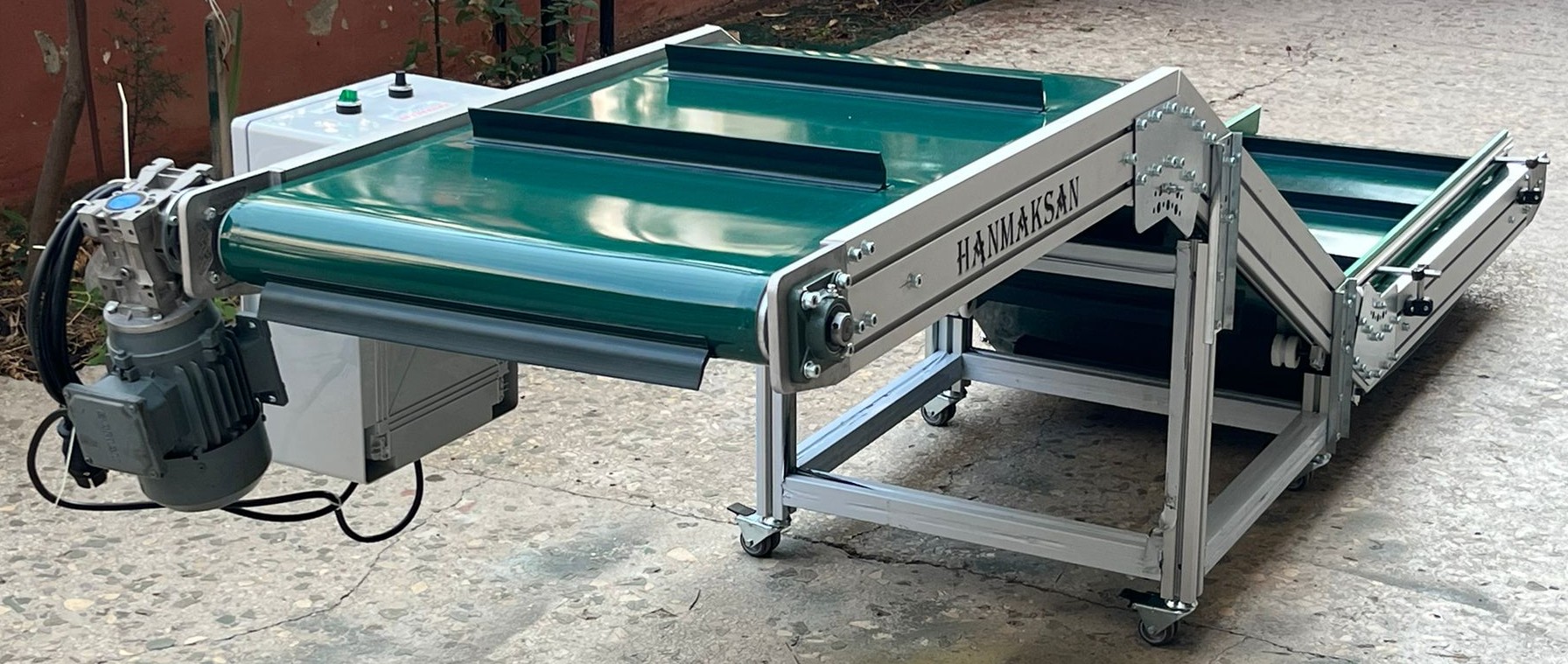 Plastik enjeksiyon makinesi altına entegre edilen, parça toplama ve yükseltme yapan konveyör sistemi.